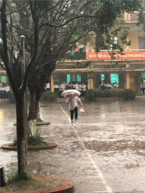 Vì nụ cười của cậu, tớ không ngại mưa. (Ảnh: Nguyễn Xuân)