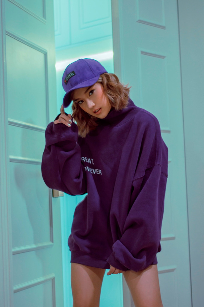 Chỉ cần một chiếc áo tay dài thôi, bạn đã có thể mix đồ dễ dàng. Ở đây, Hoàng Yến sử dụng nó để phối theo style giấu quần.