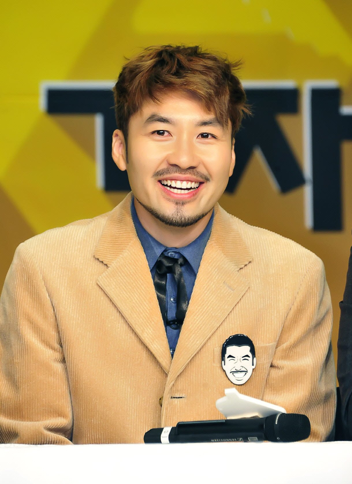 Trong khi đó, Minho và Noh Hong Chul cũng từng được người hâm mộ yêu thích trong quãng thời gian dẫn đắt chương trình âm nhạc hằng tuần của MBC - Show! Music Core.