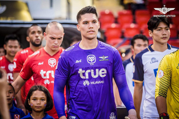 Xuất hiện trên sân cỏ Michael khiến các cô gái đổ gục với vẻ điển trai mạnh mẽ và nghiêm túc. Chiếc mũi cao và đôi mắt sâu mang lại cho anh góc nghiêng &quot;thần thánh&quot; không kém gì siêu mẫu.