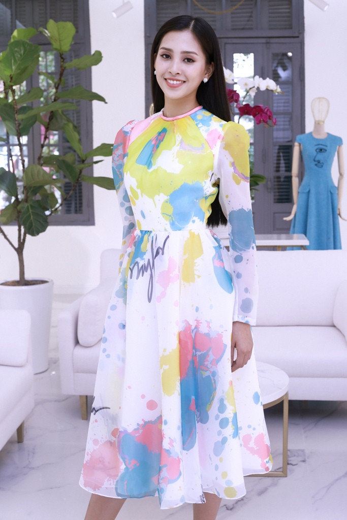 Nhà thiết kế ưu tiên lựa chọn những trang phục đơn giản để nổi bật lên sự sang trọng. Nhà thiết kế ưu tiên lựa chọn những trang phục đơn giản để nổi bật lên sự sang trọng.
