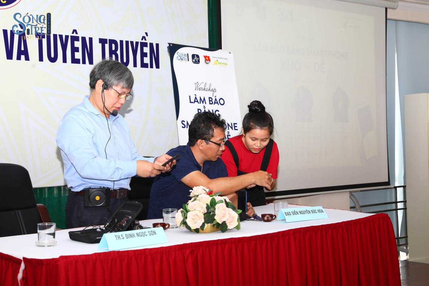 Đạo diễn Nguyễn Đức Hòa và Ths. Đinh Ngọc Sơn (Phó trưởng khoa Phát thanh – Truyền hình) trực tiếp hướng dẫn các bạn sinh viên tác nghiệp. Đạo diễn Nguyễn Đức Hòa và Ths. Đinh Ngọc Sơn (Phó trưởng khoa Phát thanh – Truyền hình) trực tiếp hướng dẫn các bạn sinh viên tác nghiệp.
