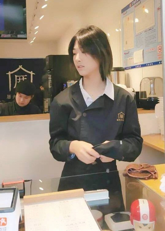 Xinh đẹp như một cô gái, nam sinh bán trà sữa bỗng nổi rần rần trên mạng ảnh 2