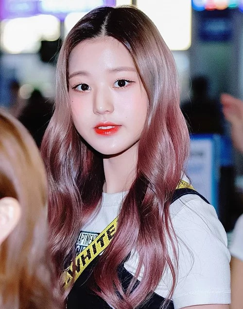 Đang ở trong độ tuổi da phát triển đẹp nhất, Won Young (IZ*ONE) chỉ cần đánh phấn, highlight nhẹ nhàng đã giúp gương mặt xinh xắn, mịn mướt.