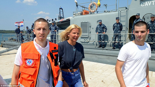 Cô may mắn sống sót và được cứu sống sau 10 tiếng dưới nước.