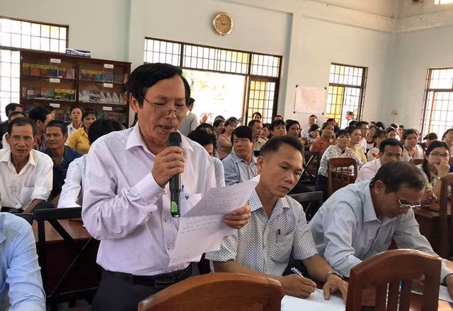 Cử tri trình bày ý kiến liên quan đến vấn đề giáo dục.