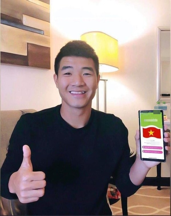 Hà Đức Chinh chia sẻ tấm hình quảng cáo một sản phẩm của mình lên trang cá nhân.