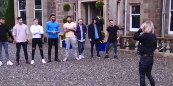 8 chàng trai đều không nhận ra mình đang hẹn hò với 2 cô gái.