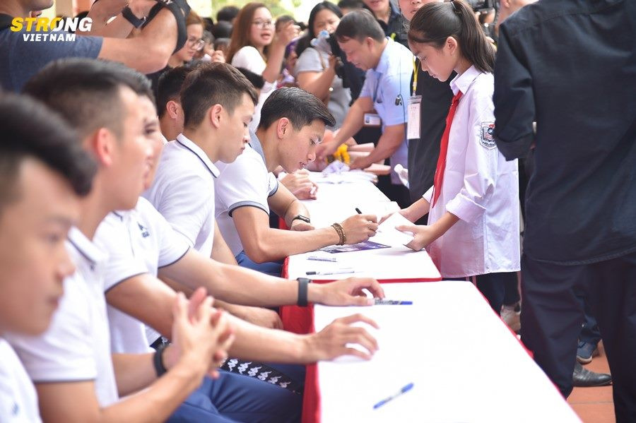 Phần ký tên đã khép lại buổi sáng đáng nhớ với các bạn học sinh và các cầu thủ của CLB bóng đá Hà Nội.