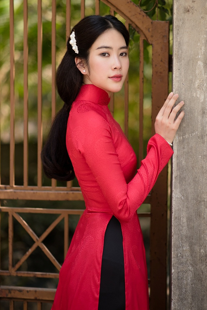 Nam Em xuất hiện đầy rạng rỡ và hiền dịu trong ngày vui của mình.