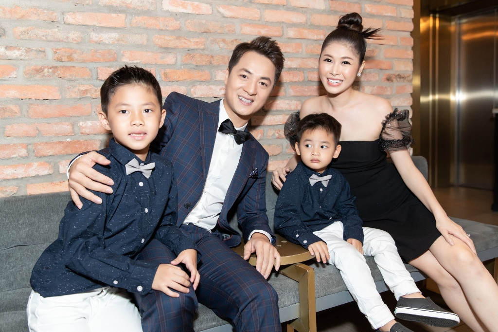 Gia đình hạnh phúc của vợ chông Đăng Khôi.