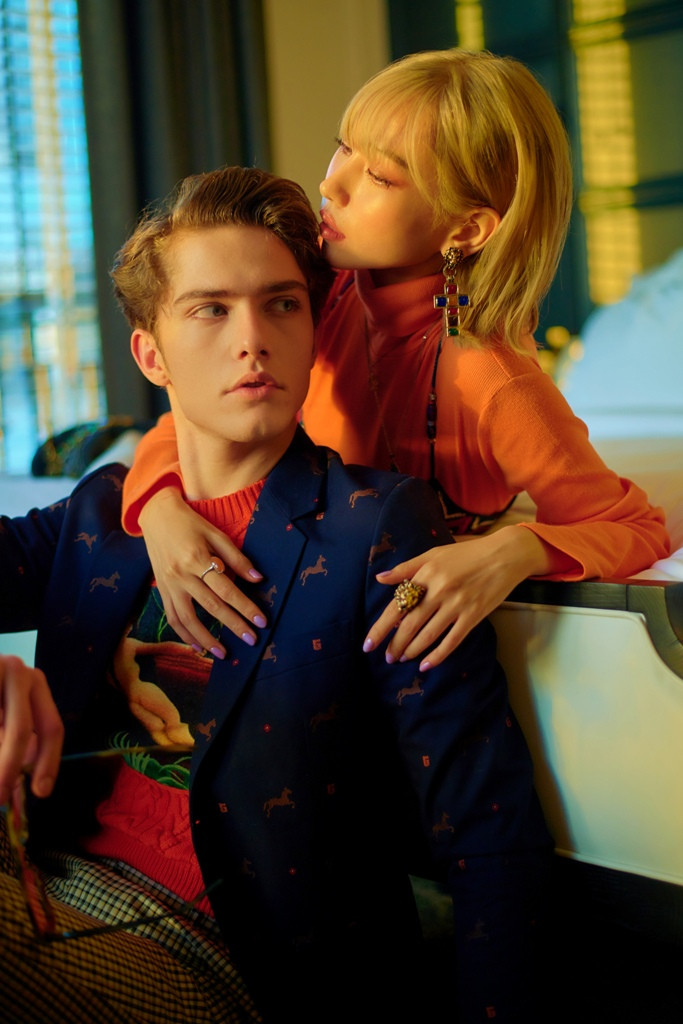 Bên cạnh vẻ ngoài đốn tim, Min và bạn diễn trong MV Em mới là người yêu anh - Victor Chitanu còn khiến fan đứng ngồi không yên bởi những cử chỉ vô cùng tình tứ.