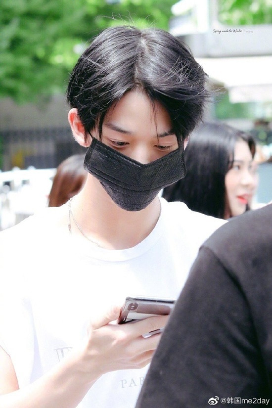 Khẩu trang vừa dài vừa rộng đã khiến mặt Bae Jin Young lọt thỏm, luôn phải chỉnh sửa kẻo khẩu trang sẽ tut xuống.