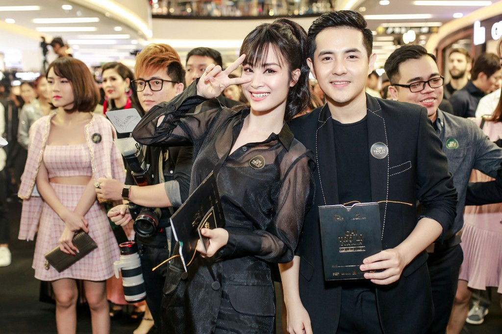 Là một "fan cứng" của đàn chị Mỹ Tâm, Đông Nhi được bạn trai Ông Cao Thắng tháp tùng dự sự kiện.