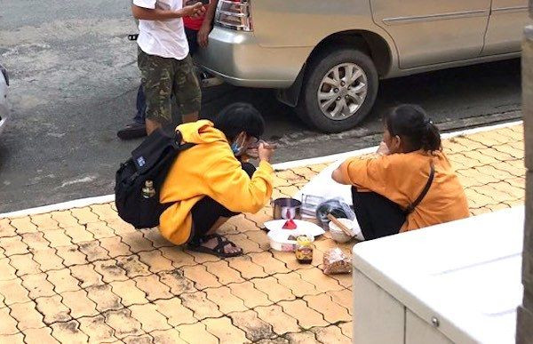 Khoảnh khắc mẹ và con gái cùng bữa cơm bình dị giữa sân trường khiến nhiều người xúc động.