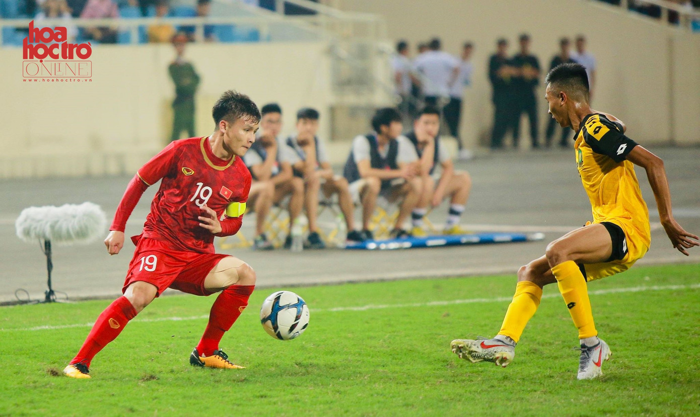 Quang Hải, Đình Trọng lần lượt được đưa vào sân ở hiệp 2.