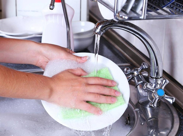 Khăn hoặc mút lau rửa bát luôn ẩm ướt nên rất nhiều vi khuẩn.