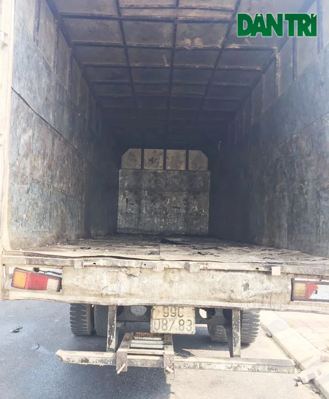 Bên trong thùng chiếc xe tải vầ còn dính đầu dầu thải.