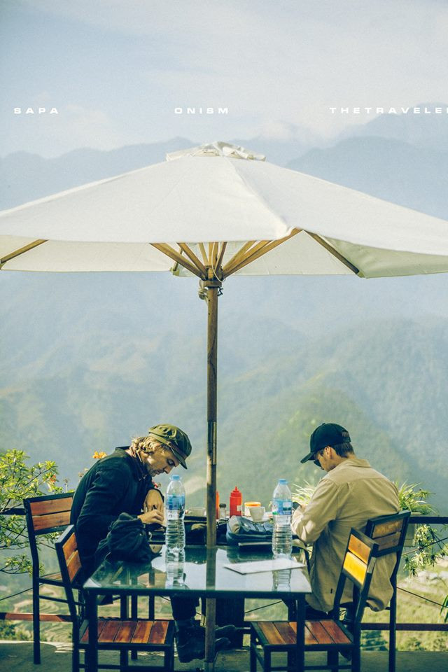 Cách xa thành phố ồn ào, vội vã, du khách đến đây thường lựa chọn những quán cafe có view núi đồi thường ở đoạn đường đi xuống bản Cát Cát, Tả Van.