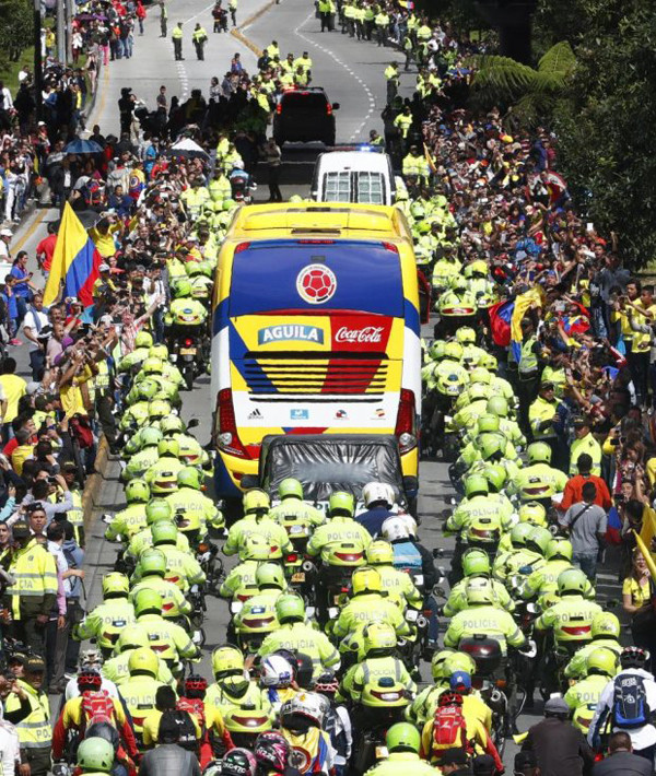 Đội tuyển Colombia được cảnh sát hộ tống tới sân vận động El Campin thuộc thủ đô nước này để giao lưu, gặp gỡ người hâm mộ.