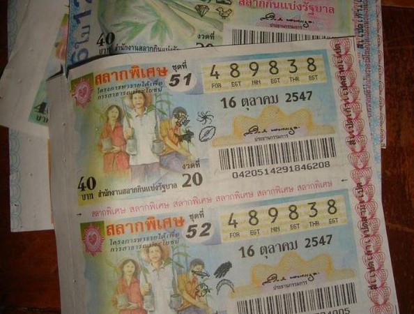 Tấm vé số do cô con gái may mắn chọn.