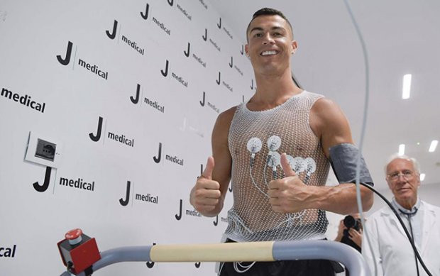 Ronaldo trong buổi kiếm tra sức khoẻ của Juventus.