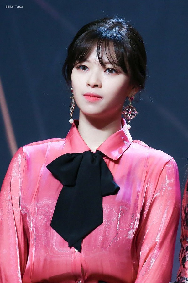 Rất nhiều cư dân mạng đã để lại lời khen như “Nhìn Jeongyeon giống như một diễn viên vậy đó, xinh ghê”, “Tôi đã rất thích mái tóc xanh biển của Jeongyeon, nhưng hóa ra tóc đen dài là đẹp nhất”, “Khuôn mặt nhỏ của Jeongyeon đúng là hợp với mọi kiểu tóc mà”.