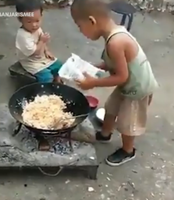 Thậm chí gói gia vị còn phải cầm hai tay. Thậm chí gói gia vị còn phải cầm hai tay.