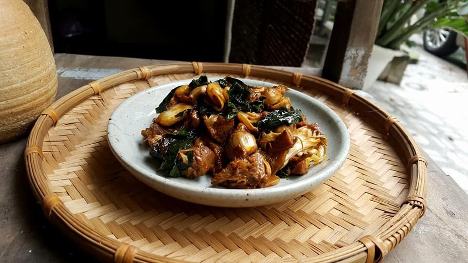 Gà chay rang lá lốt.