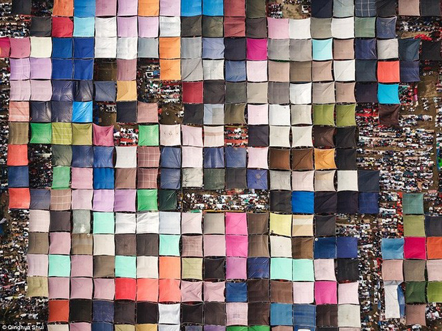 Bức ảnh "Kiếp sống của triệu người" là tác phẩm được đánh giá cao ở hạng mục ảnh Con người. Trong bức ảnh này, nhiếp ảnh gia Qinghua Shui đã chụp lại một biển những chiếc lều đầy màu sắc và hàng trăm người đang ngủ bên dưới.