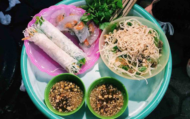 Chiều tới mà ăn cuốn, nộm hay bánh bột lọc thì thích mê. Thanh mát, không ngấy lại không làm đầy bụng.