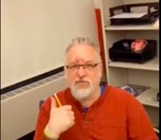 Thầy Lee Barber bị thương do ngã cầu thang.