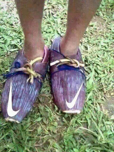 Sau tác phẩm giày vỏ chuối của @lhommeboy, giày hoa chuối cũng &quot;ra mắt&quot; rồi đây! (Ảnh: Jerick Estomago)