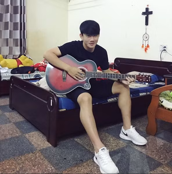 Anh chàng sở hữu ngoại hình sáng, gương mặt soái ca, nụ cười duyên cùng gout thời trang trẻ trung, năng động.