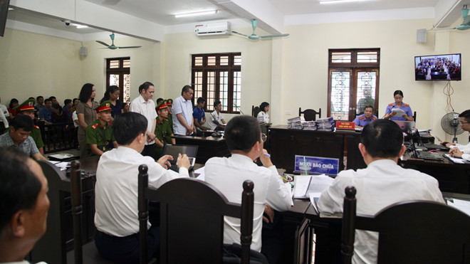 Các bị cáo nghe Viện kiểm soát luận tội. Ảnh: Anh Vũ.