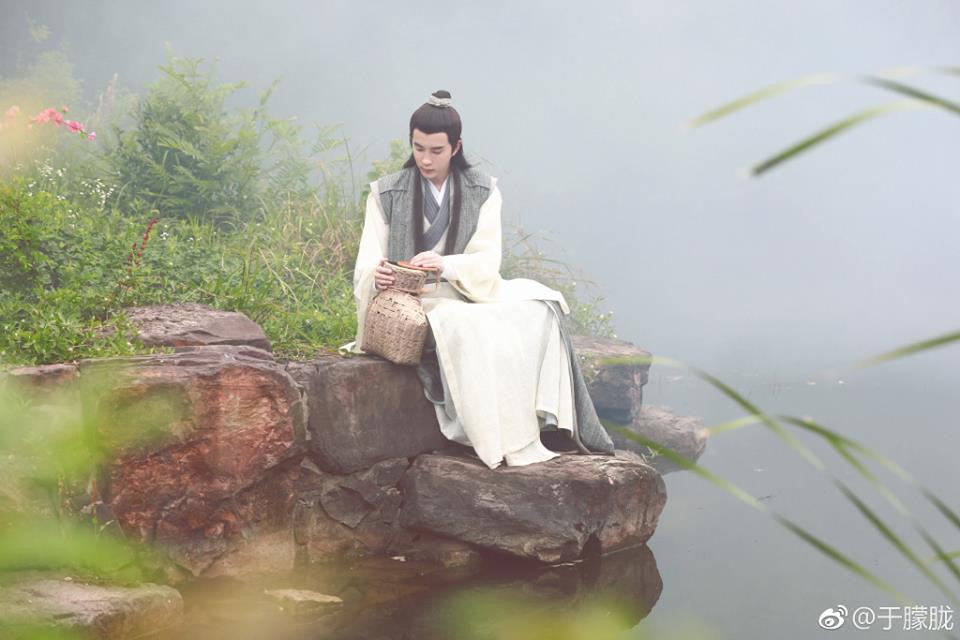 Thay vì giết rắn lấy mật, Hứa Tiên đã thả con rắn trắng mình bắt được đi, và đó chính là Bạch Tố Trinh.