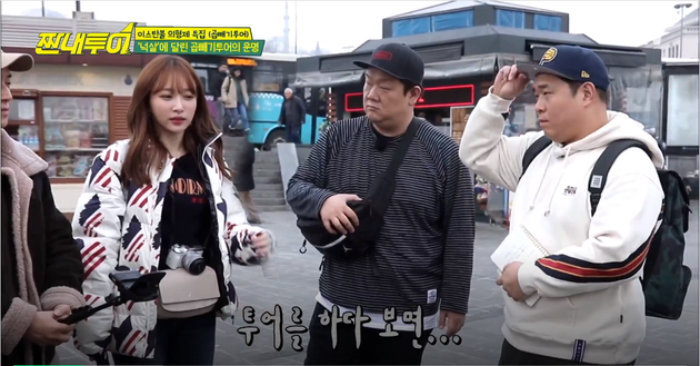 Trong phần này, Jung Joon Young vốn đứng giữa Hani và Yoon Min Sang, nhưng bây giờ đã bị chèn hậu cảnh phía sau vào rồi.