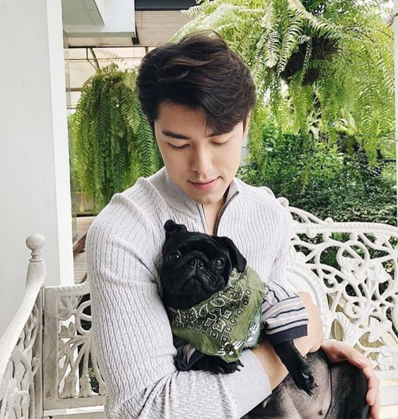 Đẹp trai còn yêu động vật bảo sao các fan không đổ gục trước anh hả Naphat Siangsomboon.