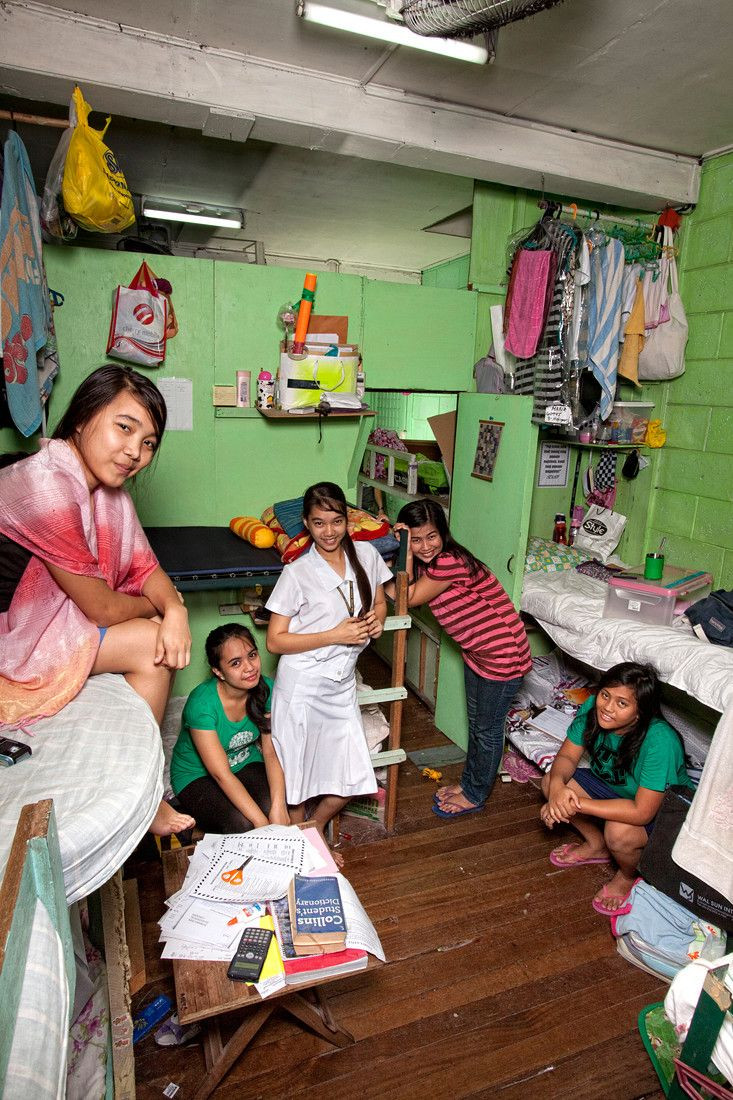 5 nữ sinh cùng chung một phòng ở Philippines. Ảnh: Henny Boogert.