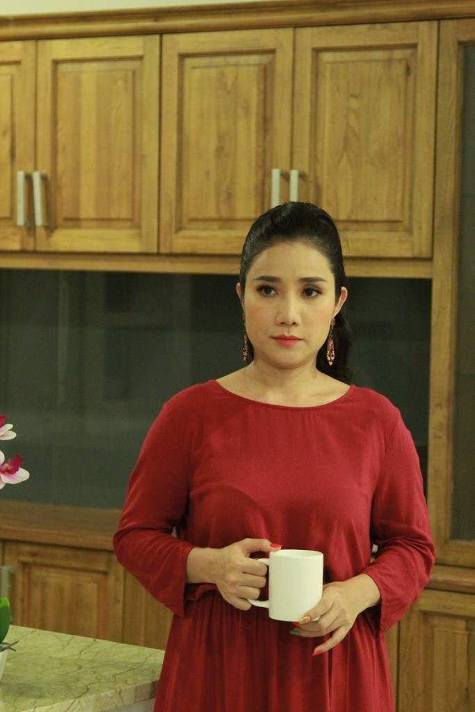 Trong MV Vì em giống mẹ anh, "bà mối" Cát Tường của show truyền hình nổi tiếng Bạn muốn hẹn hò đã thủ vai mẹ của Mon Hoàng Anh khá là “ngọt” bởi chị cũng có một cô con gái gần tuổi với Mon.