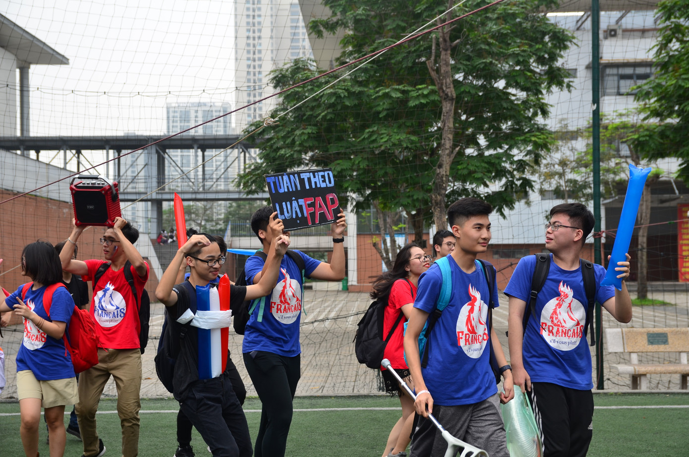 Ngay trước giờ khai mạc, sức nóng đã được lan tỏa qua tiếng cổ động, màu áo và tên gọi đặc biệt của mỗi khối chuyên.