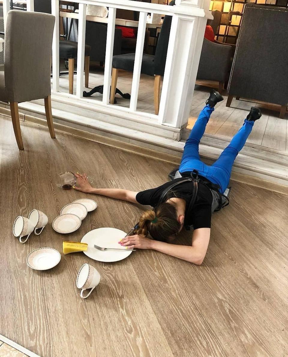 Ngã khi đi ăn ở một nhà hàng sang trọng.