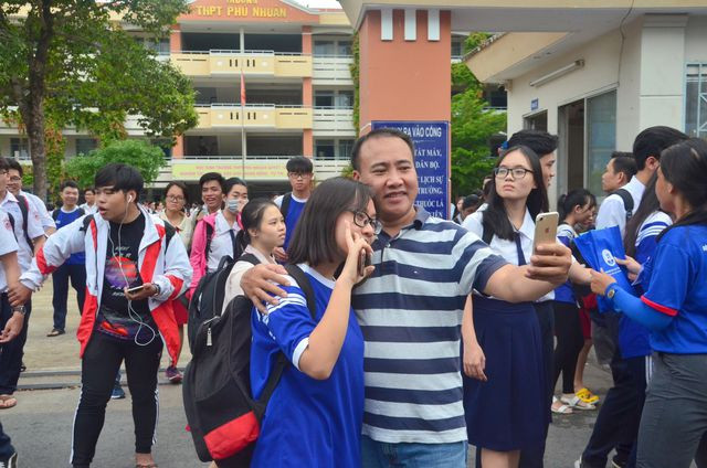 "Cha con cùng cười nào!". Ảnh: Hữu Phúc.