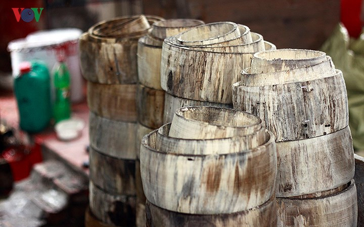 Ảnh: Khuôn gỗ được phơi nắng.