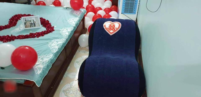 Cuối cùng họ đặt chiếc ghế này vào trong phòng tân hôn của cô dâu chú rể.