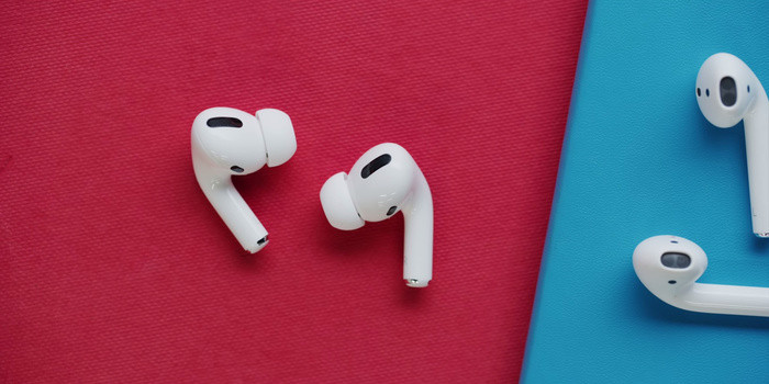 Bên cạnh đó, đầu tai nghe dạng cũng được tích hợp thêm miếng đệm silicon giúp đem lại chất lượng âm thanh tốt hơn, đồng thời tích hợp tính năng chống ồn chủ động.