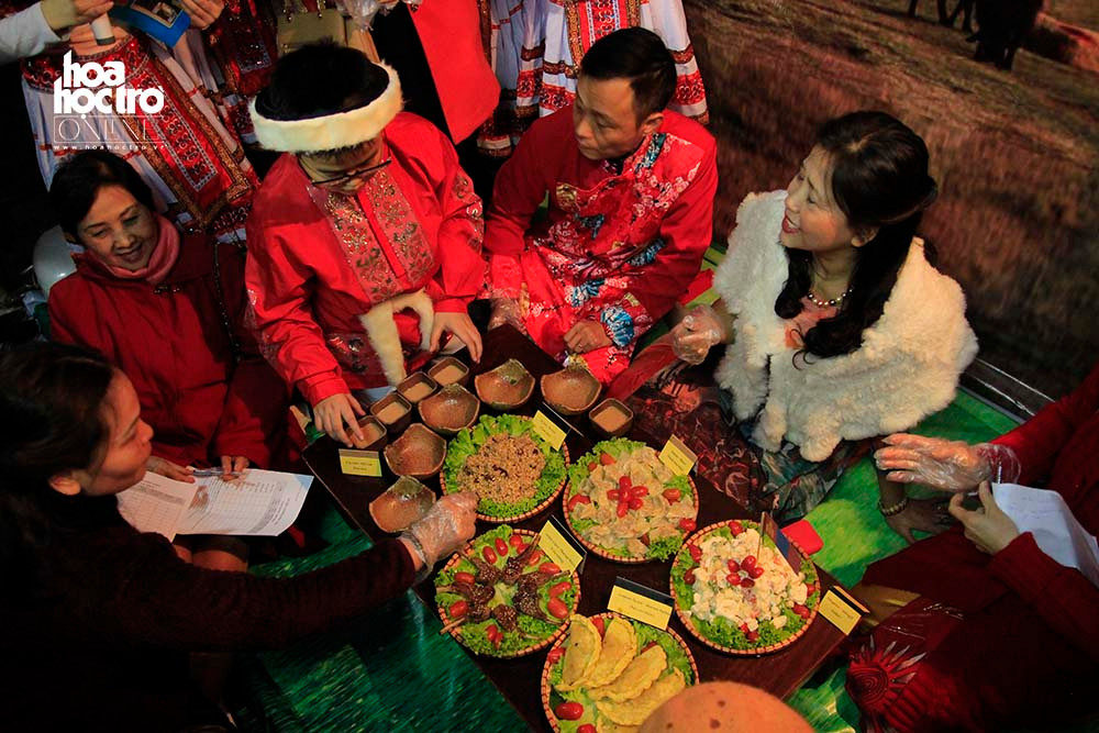 Các thầy cô thưởng thức bữa cơm Tết của người Mông Cổ.