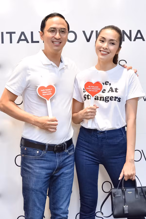 Vợ chồng Hà Tăng năng động tone-sur-tone với áo T-shirt và quần jeans.