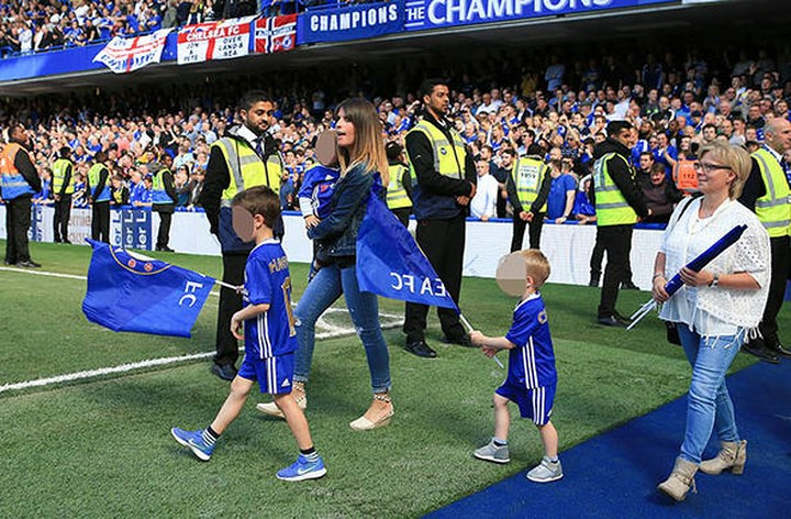 Có lẽ để có được màn thi đấu ngoạn mục như vậy, ngoài kỹ năng, Hazard luôn nhận được sự cổ vũ to lớn từ phía gia đình đặc biệt là cô vợ xinh đẹp Natacha Van Honacker, cùng 3 con trai kháu khỉnh Yannis (8 tuổi), Leo (5 tuổi) và Sammy (3 tuổi).