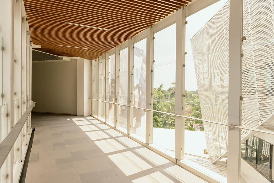 Hành lang được bao quanh bằng cửa kính.